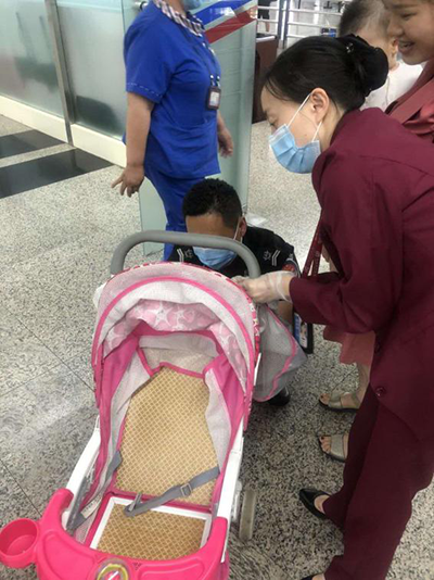 圖片1.png“真情服務(wù)”是讓旅客更加安心、放心、舒心的出行。行查室作為部門進(jìn)港服務(wù)的最后一個(gè)環(huán)節(jié)，在日常工作中也很注重服務(wù)細(xì)節(jié)。6月10日，行查室工作人員幫助旅客打開(kāi)嬰兒車，為她排憂解難。.png