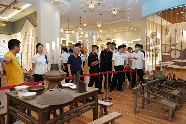 “助力鄉(xiāng)村振興，踐行艱苦奮斗” 將新員工黨性教育活動(dòng)搬到對(duì)口幫扶村.jpg