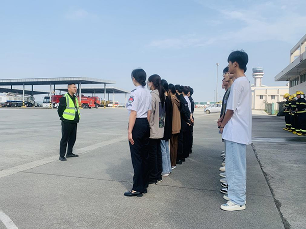 綿陽機場安檢站對閬中機場、民航校  實習生開展軍訓.png