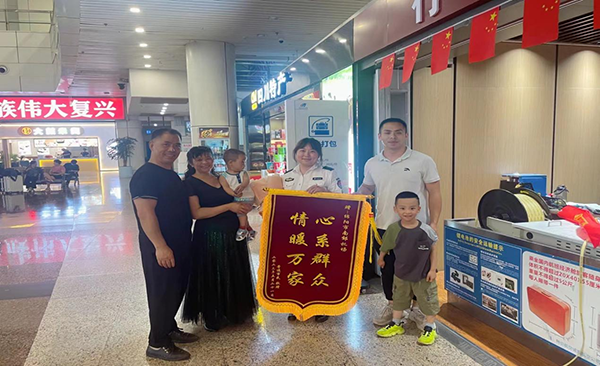 心系群眾，情暖萬家—— 綿陽機場安檢站暖心服務(wù)獲錦旗.png