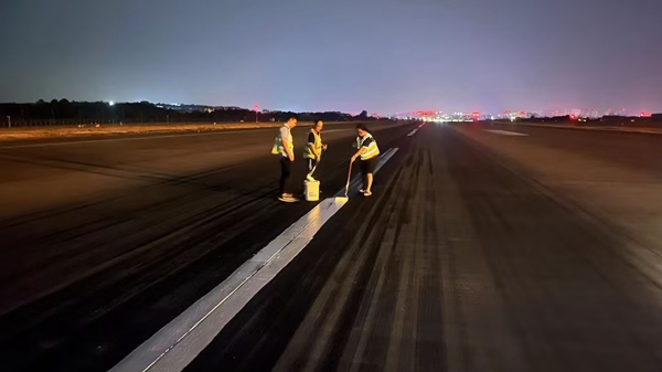 深夜，航班結(jié)束后，工作人員對跑道中心線進(jìn)行復(fù)新_副本.jpg